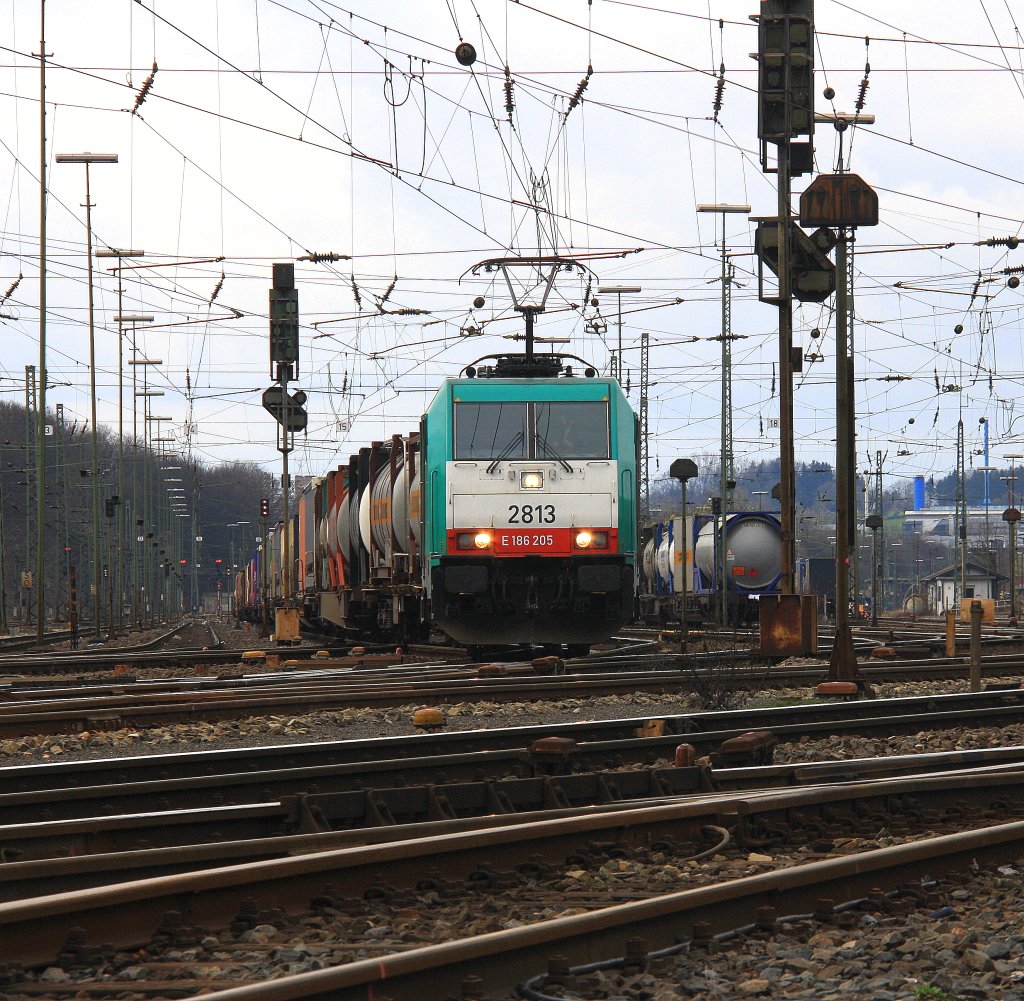 Die Cobra 2813 f�hrt mit einem Containerzug von Aachen-West nach Belgien bei Wolken am 18.3.2012. 