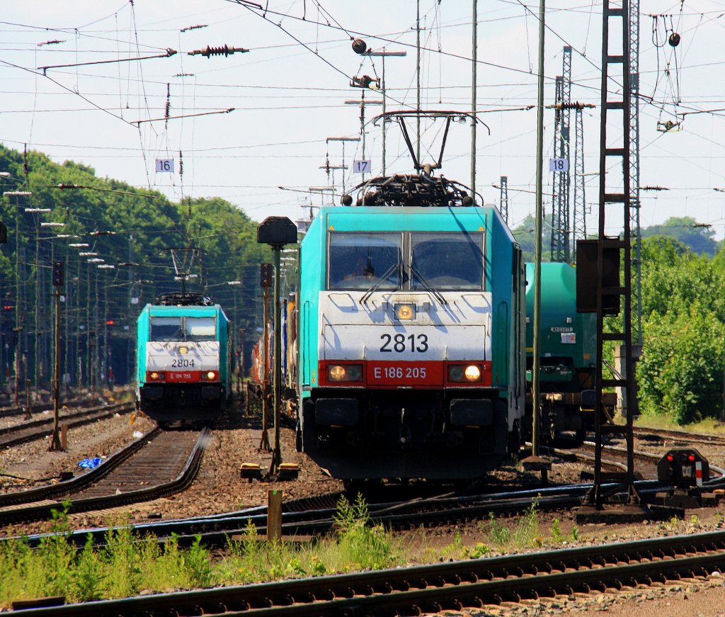 Die Cobra 2813 f�hrt mit einem Containerzug von Aachen-West nach Belgien und auf dem Nebengleis steht die Cobra 2804 mit einem Kesselzug und wartet auf die Abfahrt nach Belgien bei strahlend blauem Himmel am 28.5.2012.