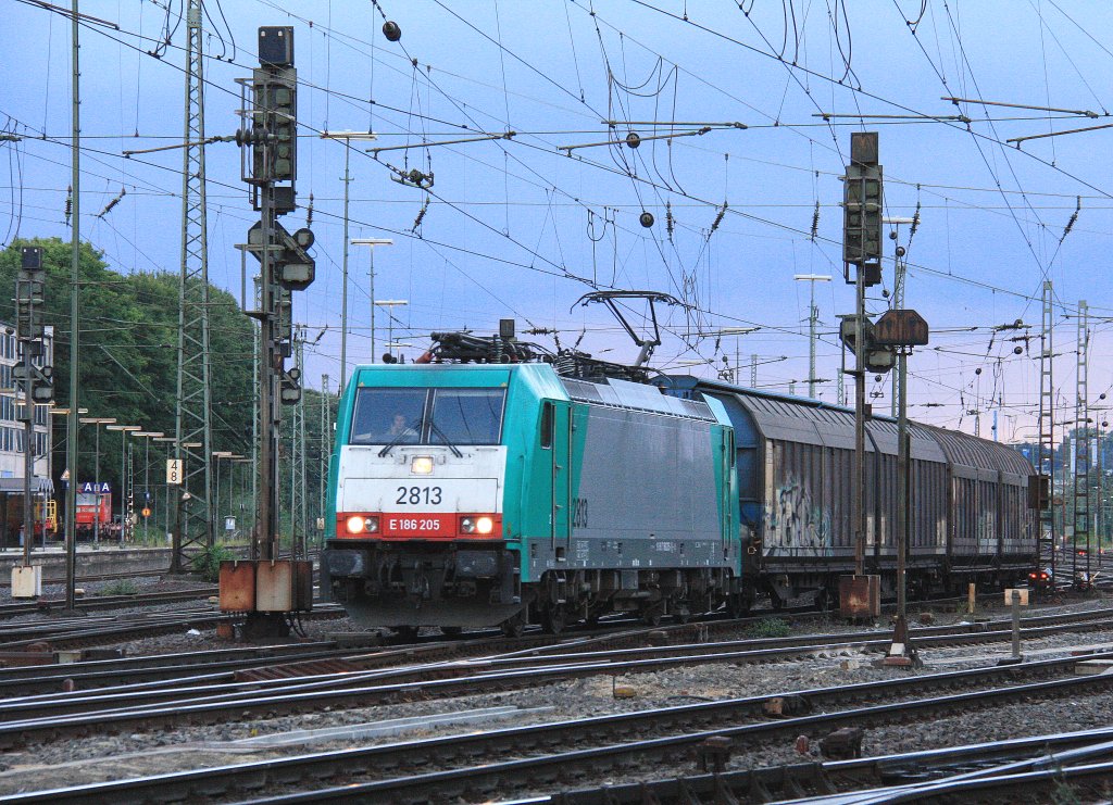 Die Cobra 2813 fhrt mit einem Papierzug aus Kln-Gremberg nach Zeebrugge(B) am Ende fhrt 185 140-1 DB als  Schubhilfe bis zum Gemmenicher-Tunnel bei der Ausfahrt von Aachen-West und fhrt in Richtung Belgien bei Regenwolken am 30.8.2012.