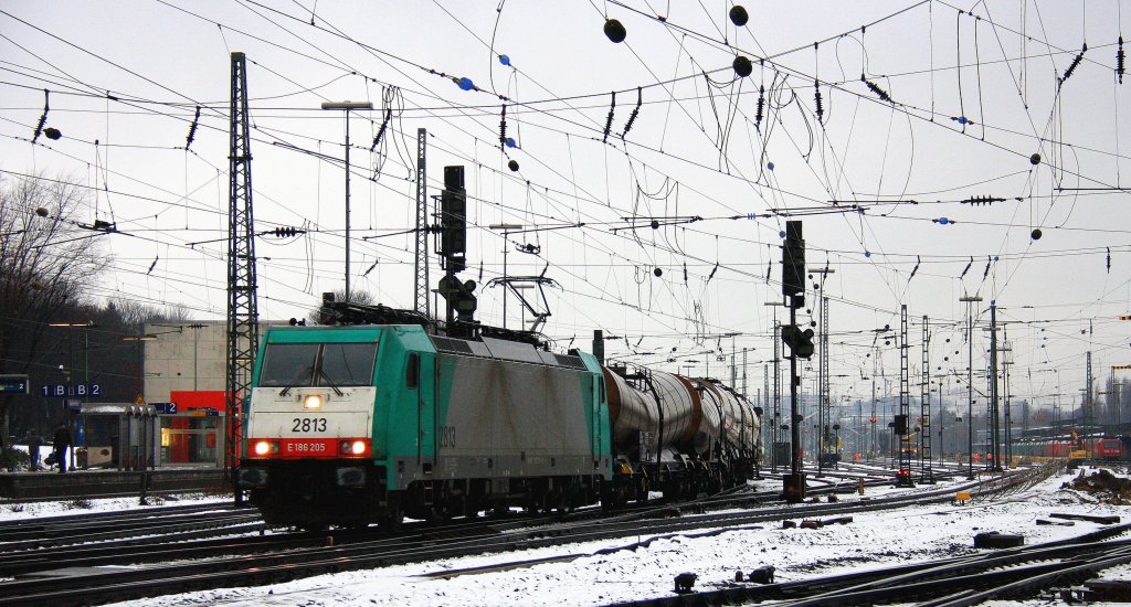 Die Cobra 2813 fhrt mit einem  kurzen  Kesselzug von Aachen-West nach Belgien bei der Abfahrt aus Aachen-West und fhrt in Richtung Montzen/Belgien bei Winterwetter bei Regen am 9.12.2012.