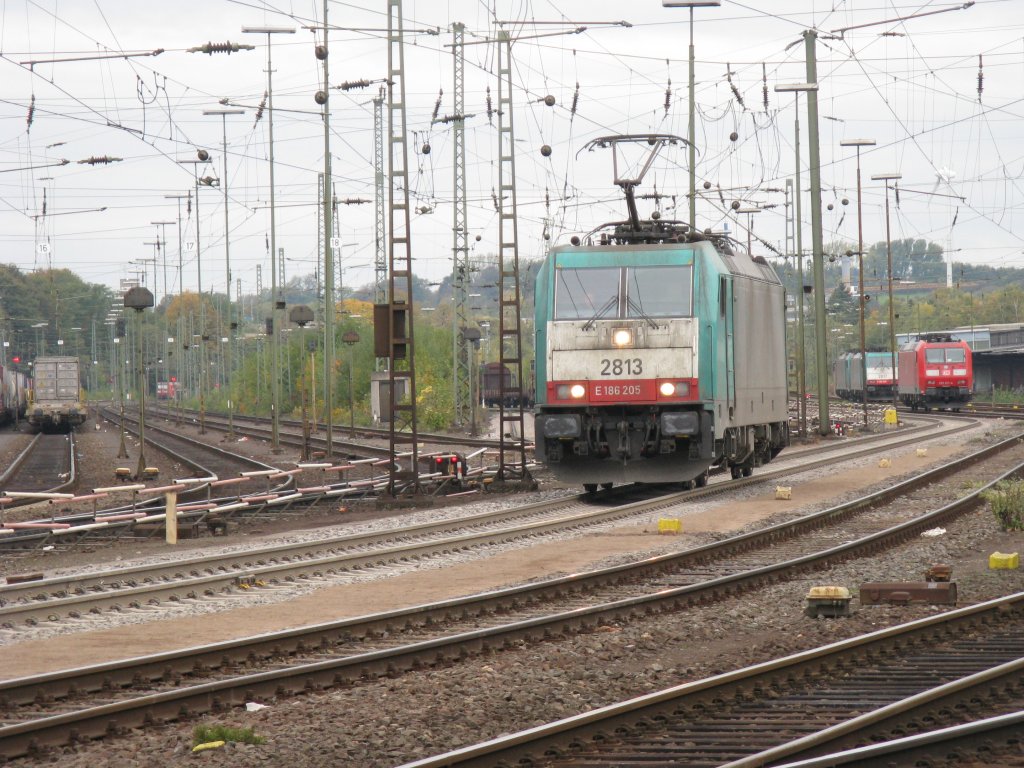 Die Cobra 2813 kommt als Lokzug aus Montzen/Belgien f�hrt in Aachen-West ein.
23.10.2010