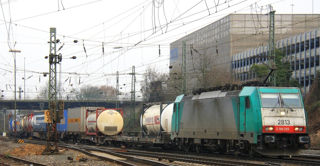 Die Cobra 2813 kommt aus Richtung Montzen/Belgien mit einem Containerzug aus Antwerpen-Oorderen(B) nach Gallarate(I) und fhrt in Aachen-West ein bei 6 Grad Plus am 16.2.2013.