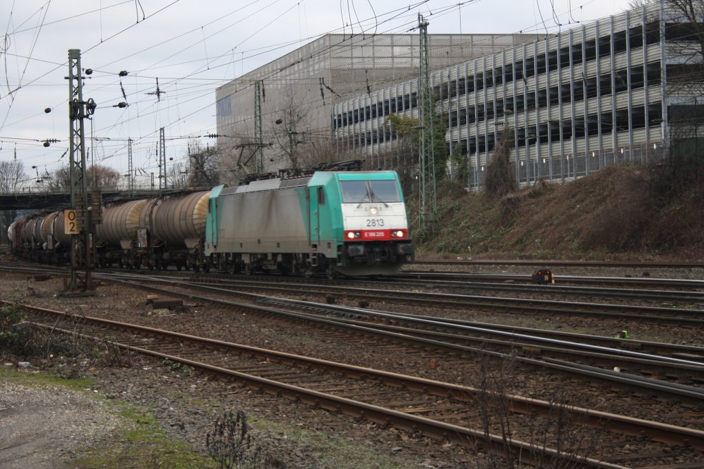 Die Cobra 2813 kommt mit einem gemischten Gterzug aus Kln-Gremberg und fhrt Aachen-West ein.
6.2.2011