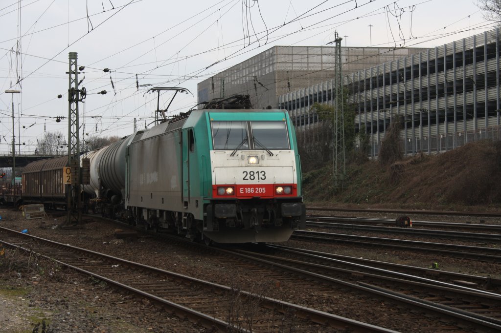 Die Cobra 2813 kommt mit einem gemischten Gterzug aus Antwerpen-Noord nach Kln-Gremberg fhrt ber die Montzenroute in Aachen-West ein.
12.3.2011