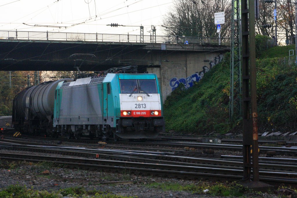 Die Cobra 2813 kommt mit einem gemischten G�terzug aus K�ln-Gremberg und f�hrt in Aachen-West ein.
13.11.2011