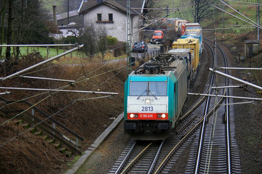 Die Cobra 2813 kommt mit einem Containerzug aus Aachen-West nach Belgien und fhrt gleich in den Gemmenicher-Tunnel hinein bei Regenwetter.
Aufgenommen bei Reinartzkehl am 16.2.2012.