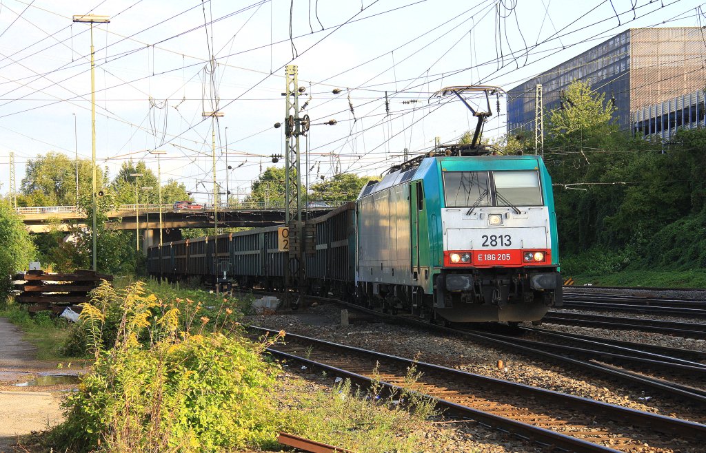 Die Cobra 2813 kommt mit einem Schrottzug aus Belgien und f�hrt in Aachen-West ein bei Sonnenschein am 1.9.2012.