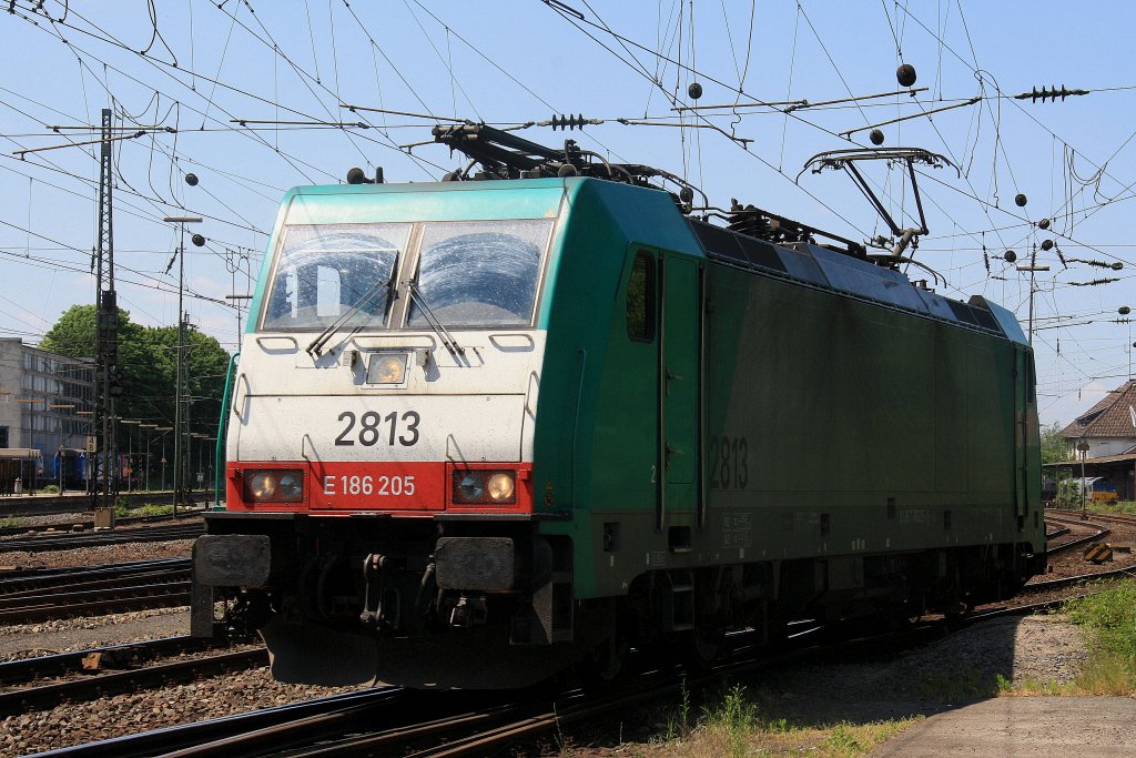 Die Cobra 2813 rangiert in Aachen-West und im Hintergrund steht die Class 66 DE6302 von DLC Railways bei schnem Wetter am 28.5.2012.