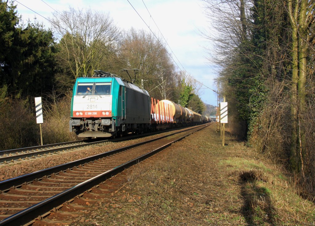 Die Cobra 2814 kommt aus Aachen-West und fhrt die Gemmenicher-Rampe hochgfahren  mit einem langen gemischten Gterzug aus Kln-Gremberg nach Antwerpen-Noord(B). Aufgenommen an der Montzenroute am Gemmenicher-Weg bei schnsten Sonnenschein am 17.3.2013.