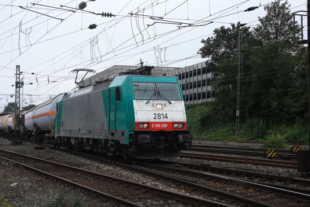 Die Cobra 2814 kommt einem Kesselzug aus  Antwerpen-BASF nach Aachen-West und f�hrt in Aachen-West ein bei Wolken.
6.9.2011