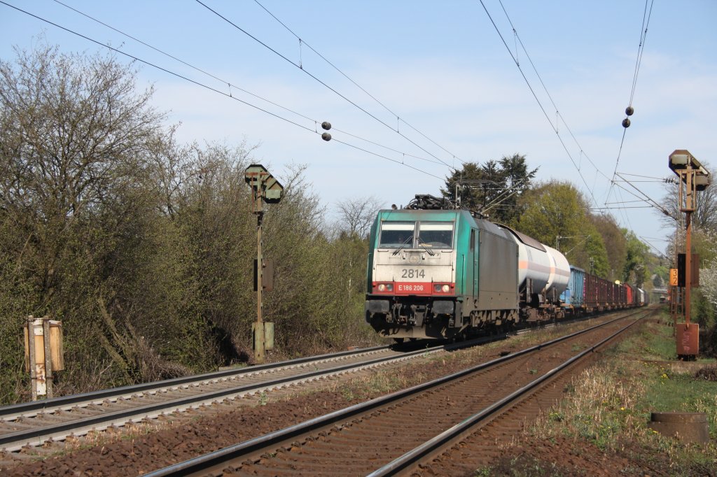 Die Cobra 2814 kommt mit einem gemischten Gterzug von Aachen-West nach Antwerpen-Noord fhrt den Gemmenicher-Weg hoch.
9.4.2011