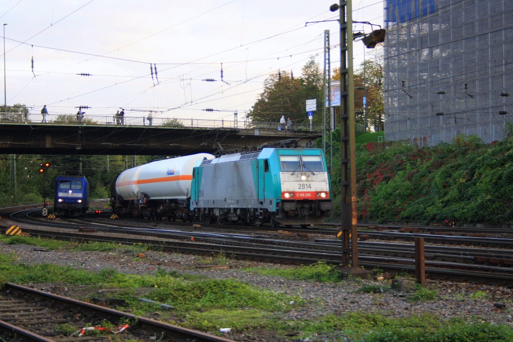 Die Cobra 2814 kommt mit einem gemischtem G�terzug aus K�ln-Gremberg nach Antwerpen-Noord und f�hrt in Aachen-West ein bei Abendsonne.
13.10.2011