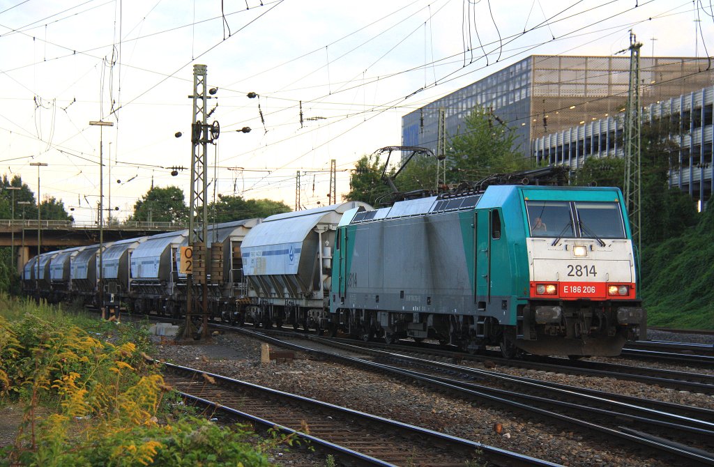 Die Cobra 2814 kommt mit einem Zuckerleerzug aus  Antwerpen-Lillo(B) nach Wabern(D)  und fährt in Aachen-West ein.
Aufgenommen vom Bahnsteig in Aachen-West. 
Bei der Abendstimmung am 29.8.2012.