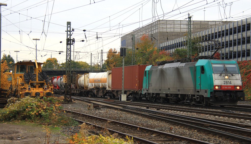 Die Cobra 2814 kommt mit einem Containerzug aus Antwerpen-Oorderen(B) nach Gallarate(I) und fhrt  in Aachen-West ein bei Herbstwetter am 20.10.2012.