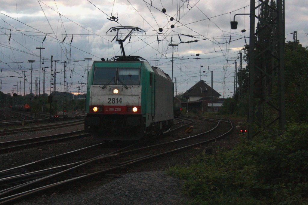 Die Cobra 2814 rangiert in Aachen-West bei Dunklen Himmel.
22.7.2011