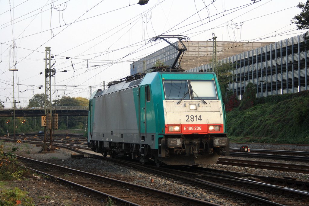 Die Cobra 2814 rangiert in Aachen-West bei Abendsonne.
27.9.2011