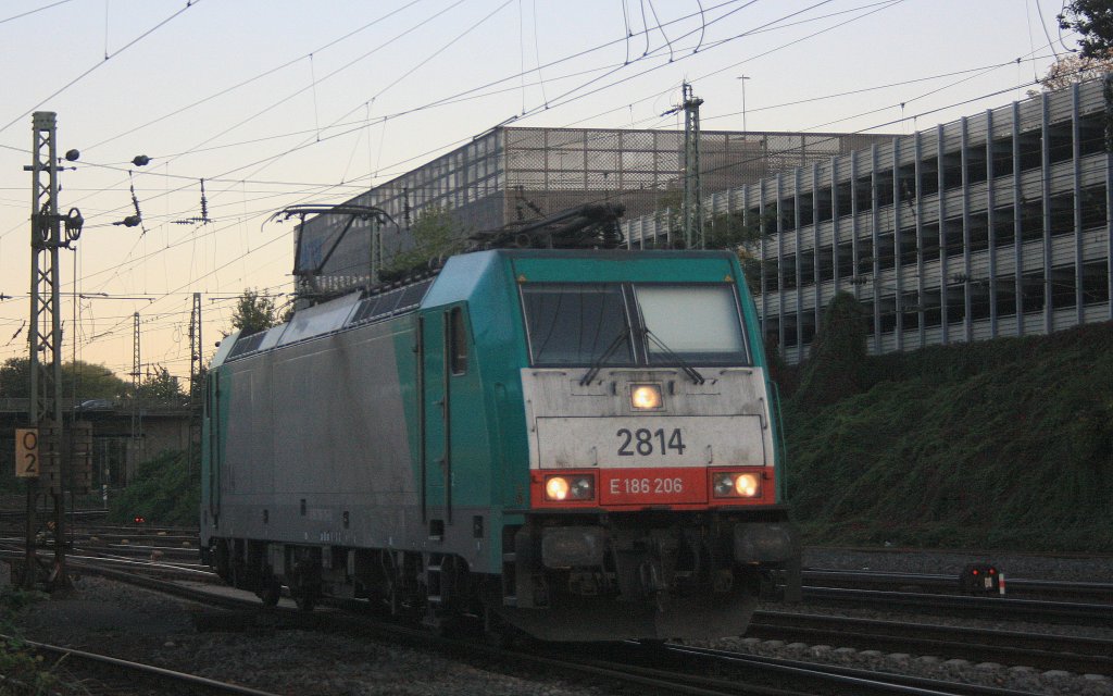 Die Cobra 2814 rangiert in Aachen-West bei Abendsonne.
30.9.2011