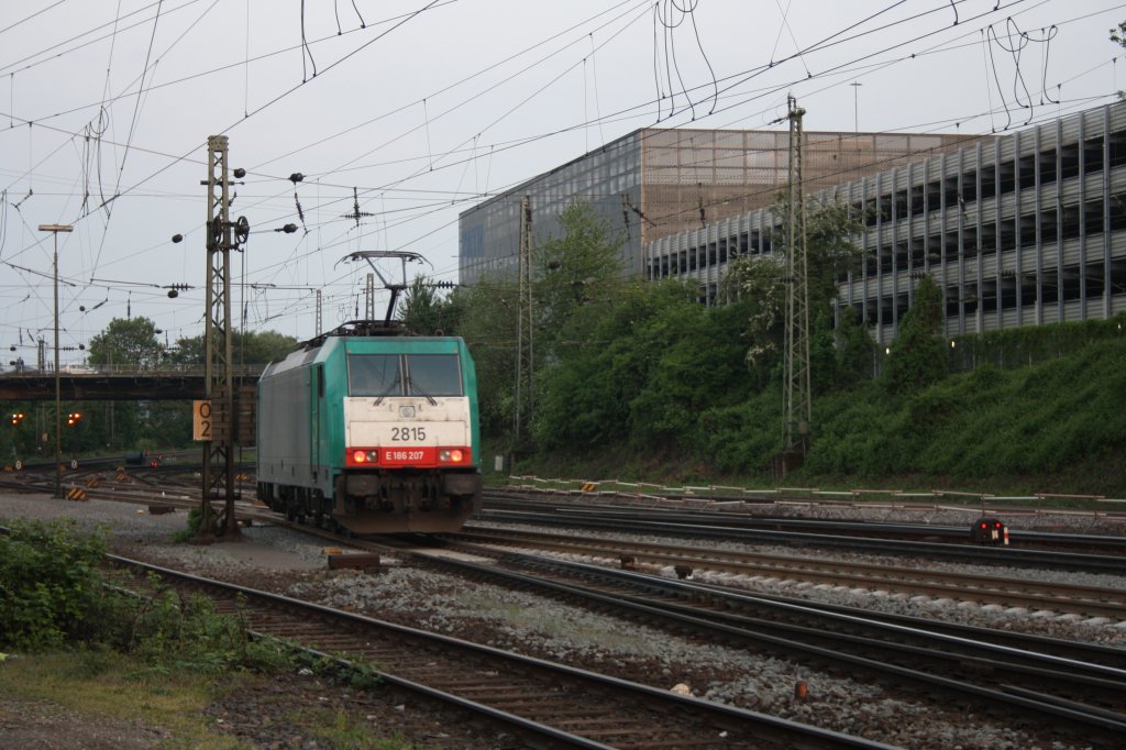 Die Cobra 2815 fhrt als Lokzug von Aachen-West nach Kln-Gremberg in Aachen-West.
30.4.2011