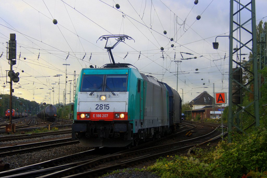 Die Cobra 2815 fährt mit einem Coilzug von Aachen-West nach Belgien bie Herbstwetter.
8.10.2011