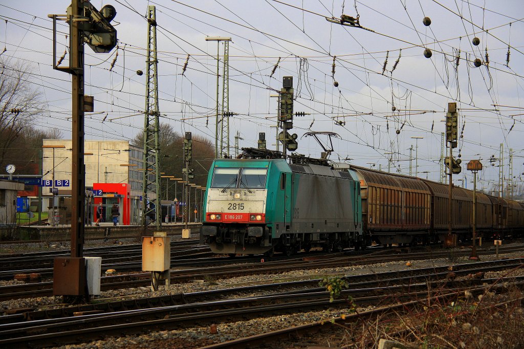 Die Cobra 2815 fhrt mit einem gemischten Gterzug von Aachen-West nach Antwerpen-Noord am 29.12.2011.