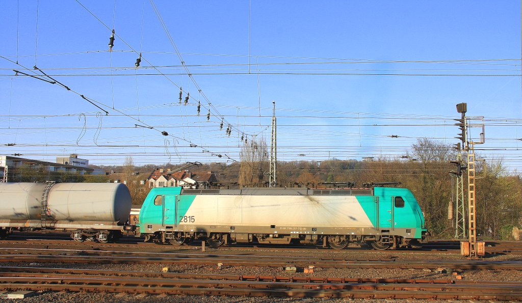 Die Cobra 2815 fhrt mit einem gemischten Gterzug von Aachen-West nach Antwerpen-Noord(B).
Aufgenommen vom Bahnsteig in Aachen-West bei Sonnenschein am 1.4.2012.
