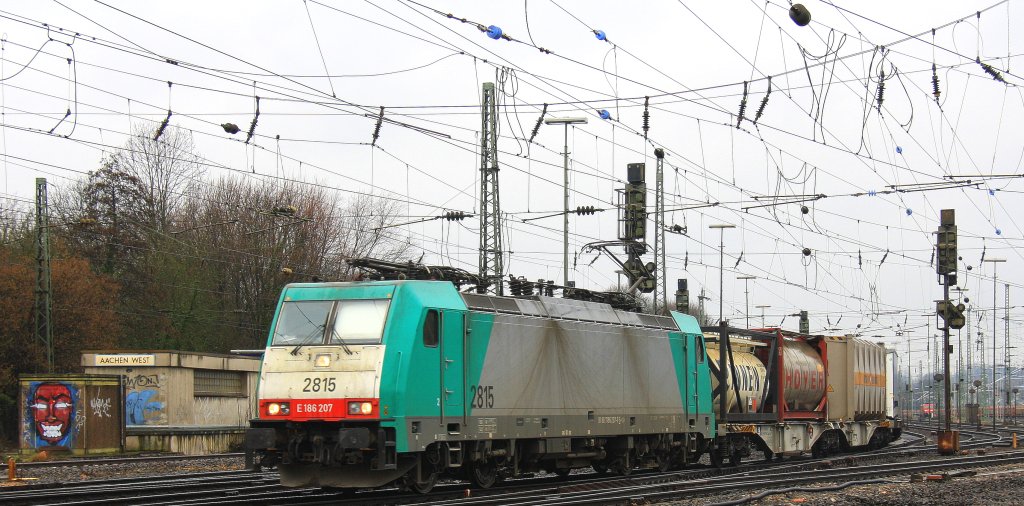 Die Cobra 2815 fhrt mit einem langen Containerzug aus Gallarate(I) nach Antwerpen-Oorderen(B) bei der Ausfahrt aus Aachen-West und fhrt in Richtung Montzen/Belgien bei Regenwolken am 9.3.2013.
