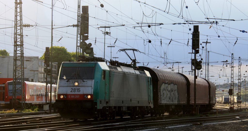 Die Cobra 2815 f�hrt mit einem kurzen Coilzug aus Linz-Voestalpine(A) nach Genk-Goederen(B) am Ende f�hrt 185 312-6  von Railion als Schubhilfe bis zum Gemmenicher-Tunnel bei der Ausfahrt von Aachen-West und f�hrt in Richtung Belgien in der Abendstimmung am 24.5.2013.