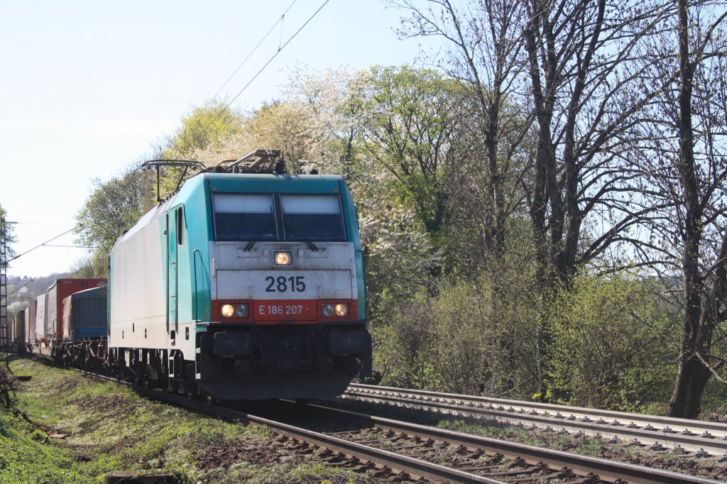 Die Cobra 2815 kommt mit einem gemischten Containerzug aus Montzen/Belgien rollt die Rampe am Gemmenicher-Weg  hinab in Richtung Aachen-West bei schnem Sonnenschein.
9.4.2011