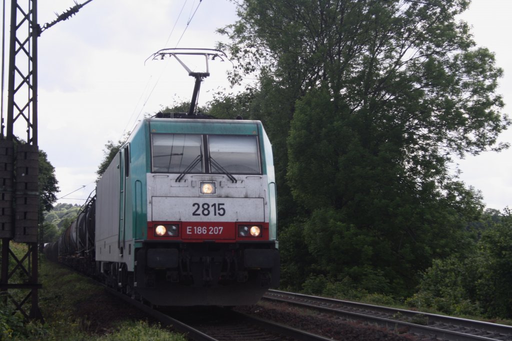 Die Cobra 2815 kommt mit einem Kesselzug aus Richtung Montzen/Belgien nach Aachen-West bei Sonne.
Aufgenomen am Gemmenicher-Weg.
18.5.2011