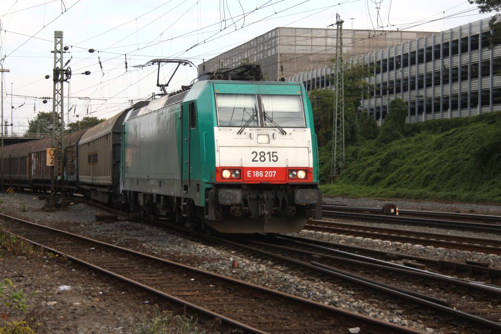 Die Cobra 2815 kommt mit einem Papierzug aus K�ln-Gremberg nach Zeebrugge(B) und f�hrt in Aachen-West ein bei Sommerwetter.
2.8.2011