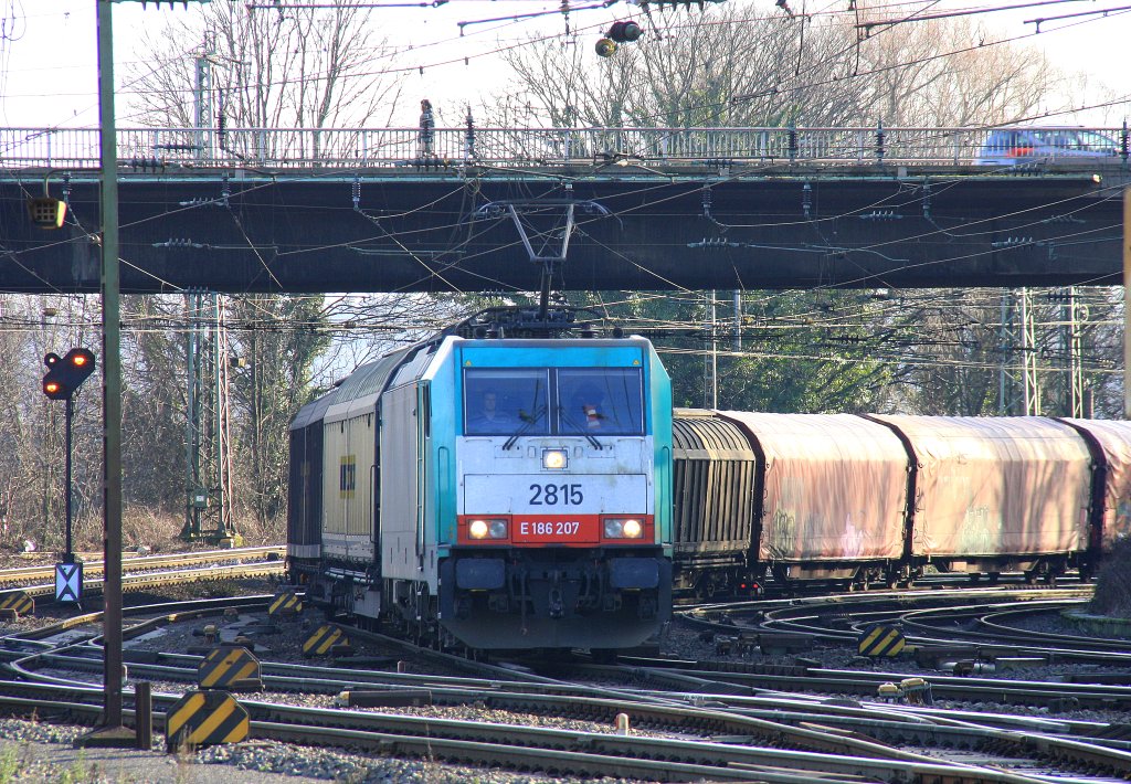 Die Cobra 2815 kommt mit einem gemischten G�terzug aus K�ln-Gremberg nach Antwerpen-Noord und f�hrt in Aachen-West ein bei sch�nem Sonnenschein am 27.1.2012.
