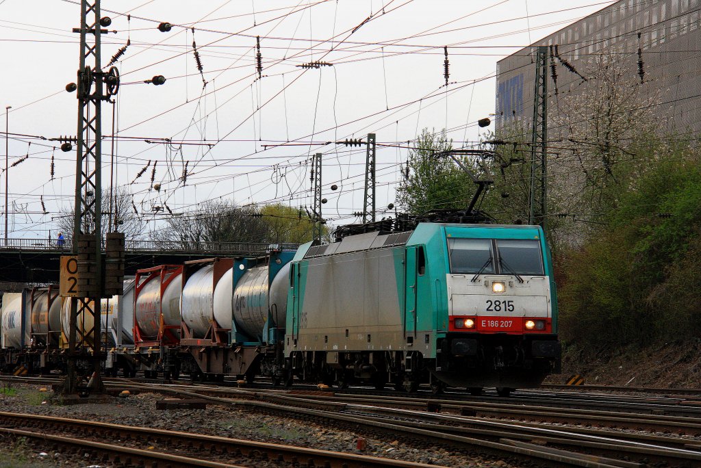 Die Cobra 2815 kommt mit einem Containerzug aus Antwerpen-Oorderen(B) nach Gallarate(I) und f�hrt in Aachen-West ein bei Regenwolken am 10.4.2012.