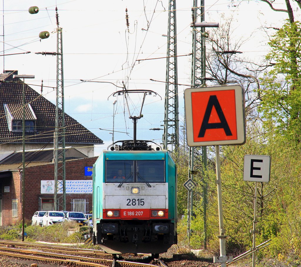 Die Cobra 2815 rangiert in Aachen-West bei sonnenschein mit Wolken am 22.4.2012.