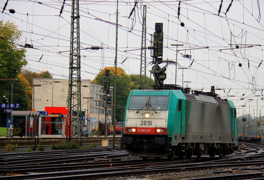 Die Cobra 2815 rangiert in Aachen-West  bei trbem Herbstwetter am 6.10.2012.