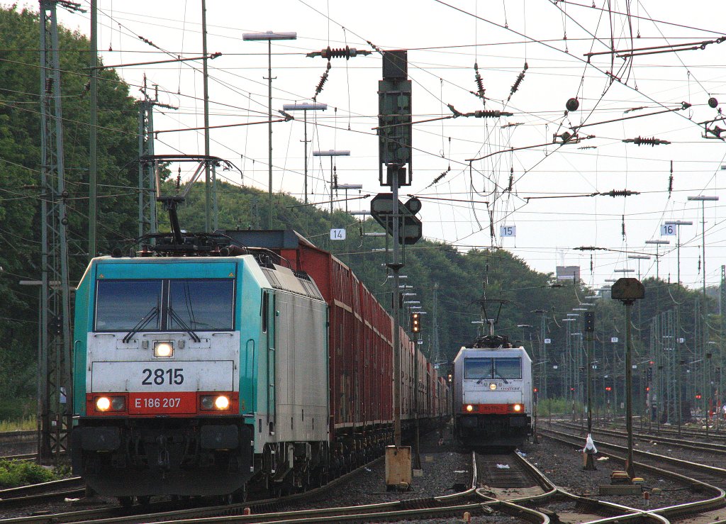 Die Cobra 2815 steht in Aachen-West  mit einem Gterzug und wartet auf die Abfahrt nach Belgien.
Und auf dem Nebengleis steht die 185 578-2   Christine  von Crossrail mit einem Containerzug und wartet auf die Abfahrt in Richtung Kln am Abend des 22.8.2012.