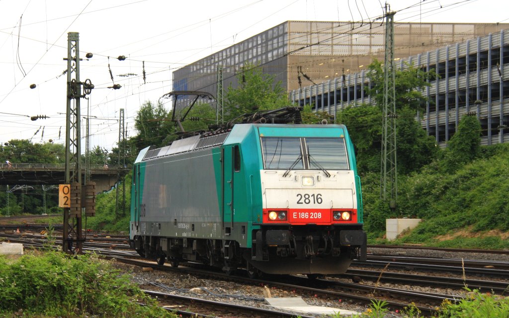 Die Cobra 2816 rangiert in Aachen-West in der Abendstimmung und Wolken am 2.7.2013.