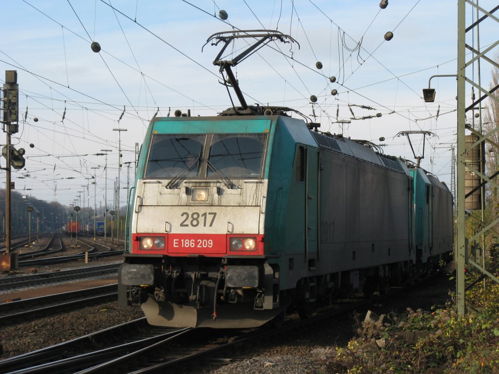 Die Cobra 2817 und 2808 rangiert in Aachen-West.
21.11.2010