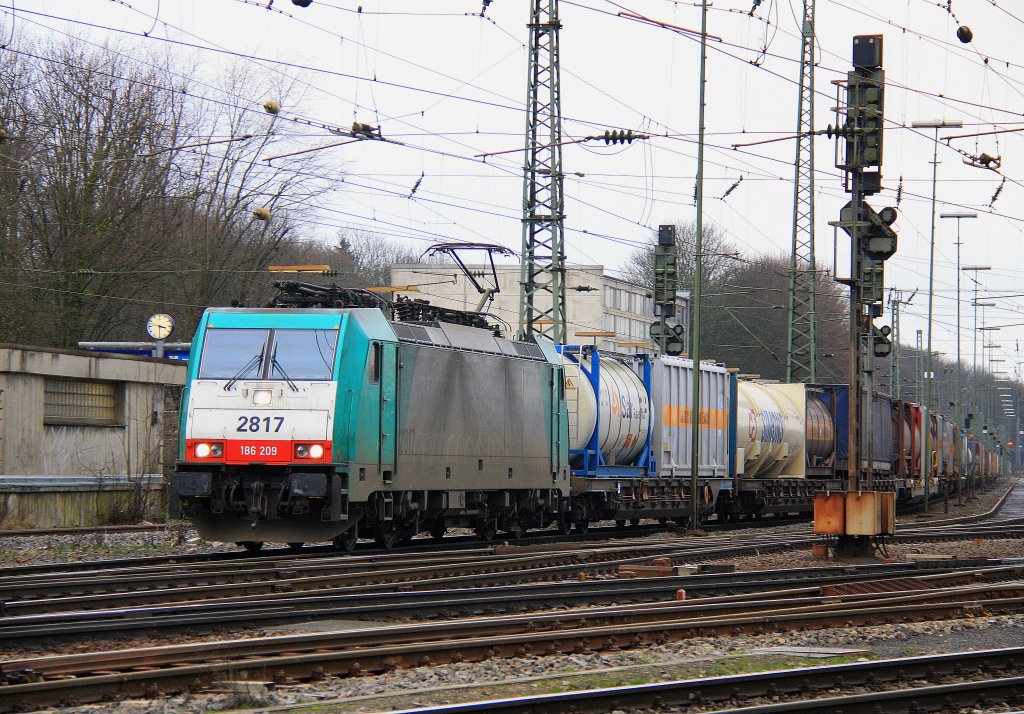 Die Cobra 2817 fhrt mit einem Containerzug von Aachen-West nach Belgien am 22.1.2012.