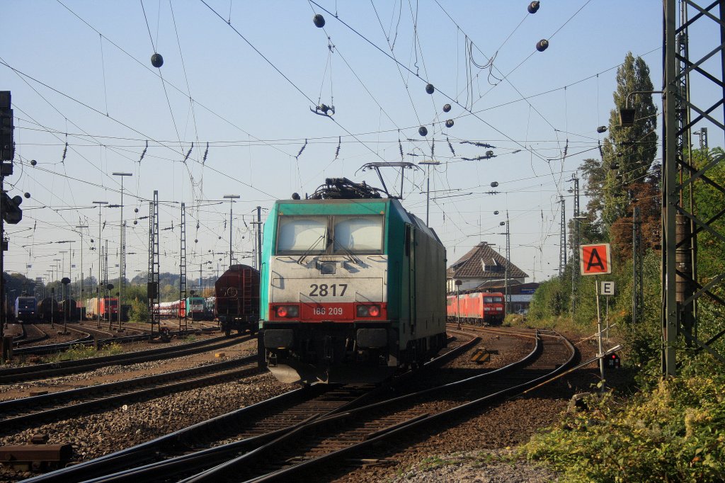 Die Cobra 2817 kommt als Lokzug aus Belgien und fhrt in Aachen-West ein bei Sommerwetter.
1.10.2011