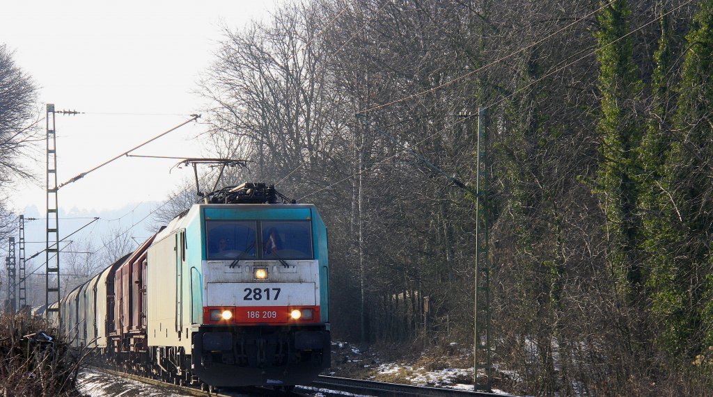 Die Cobra 2817 kommt  bei Schnee mit einem gemischten Gterzug aus Belgien die Rampe runter gerauscht in Richtung Aachen-West bei Schnee.
Aufgenommen am Gemmenicher-Weg am 10.2.2012.