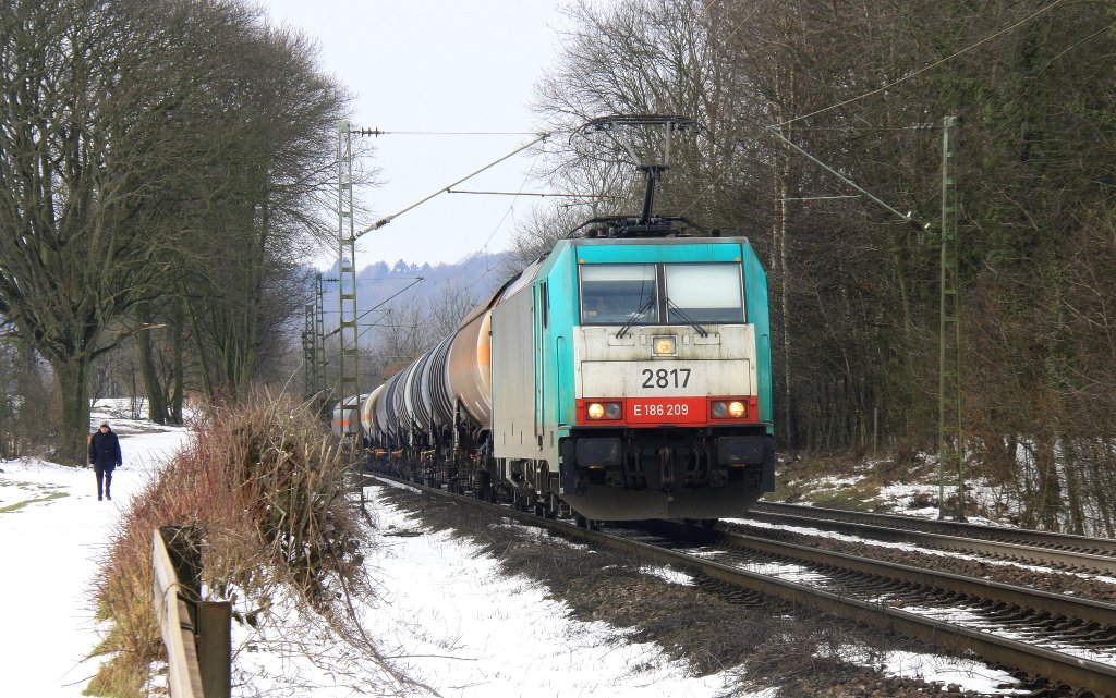 Die Cobra 2817 kommt die Gemmenicher-Rampe herunter nach Aachen-West bei Schnee  mit einem gemischten Gterzug aus Antwerpen-Noord(B) nach Kln-Gremberg.
Aufgenommen an der Montzenroute am Gemmenicher-Weg bei Sonne und Schnee am Kalten 15.3.2013.