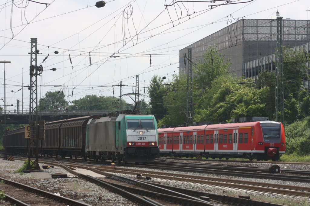 Die Cobra 2817 kommt mit einem Papierzug  aus Zeebrugge/Belgien nach K�ln-Gremberg und f�hrt in Aachen-West im Hintergund f�hrt der RB 33 von Duisburg-HBF nach Aachen-HBF bei Sonne.
14.5.2011