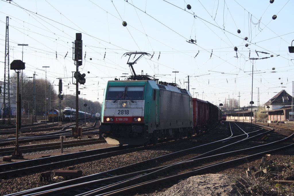 Die Cobra 2818 fhrt mit einem gemischten Gterzug von Aachen-West nach Kln-Gremberg bei Sonne.
19.3.2011