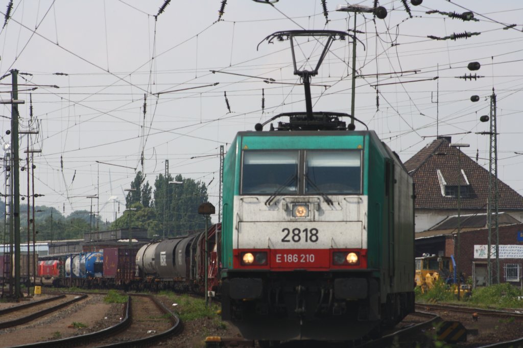 Die Cobra 2818 f�hrt mit einem gemischten G�terzug von K�ln-Gremberg nach Antwerpen-Noord(B) in Aachen-West bei Sonne.
14.5.2011