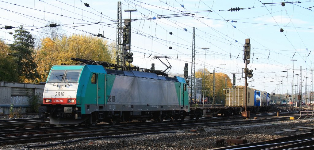 Die Cobra 2818 f�hrt mit einem Containerzug aus Gallarate(I) nach Antwerpen-Oorderen(B) bei Abfahrt in Aachen-West und f�hrt in Richtung Montzen/Belgien bei sch�nem Herbstwetter am 9.11.2012.