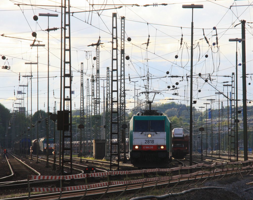 Die Cobra 2818 f�hrt mit einem Kurzen Schrottzug von Aachen-West nach Belgien bei der Ausfahrt aus Aachen-West in Richtung Montzen/Belgien in der Abendsonne und Wolken am 8.5.2013.
