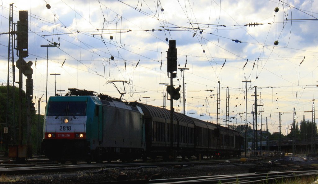Die Cobra 2818 fhrt mit einem langen Papierzug aus Kln-Gremberg nach Zeebrugge(B) am Ende fhrt 145 030-3 DB als Schubhilfe bis zum Gemmenicher-Tunnel bei der Ausfahrt von Aachen-West und fhrt in Richtung Belgien in der Abendstimmung  und leider auch gegenlicht am 15.5.2013.