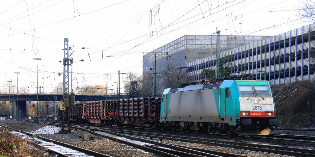 Die Cobra 2818 kommt aus Richtung Kln mit einem langen gemischten Gterzug aus Kln-Gremberg nach Antwerpen-Noord(B) und fhrt in Aachen-West ein bei schnem Kalten Winterwetter am 9.2.2013. 