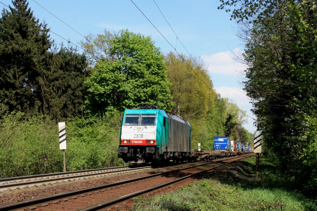 Die Cobra 2818 kommt aus Richtung Aachen-West und f�hrt die Gemmenicher-Rampe hoch mit einem langen Containerzug aus Gallarate(I) nach Antwerpen-Oorderen(B) und f�hrt in Richtung Montzen/Belgien.
Aufgenommen an der Montzenroute am Gemmenicher-Weg bei sch�nem Fr�hlingswetter am 5.5.2013.
