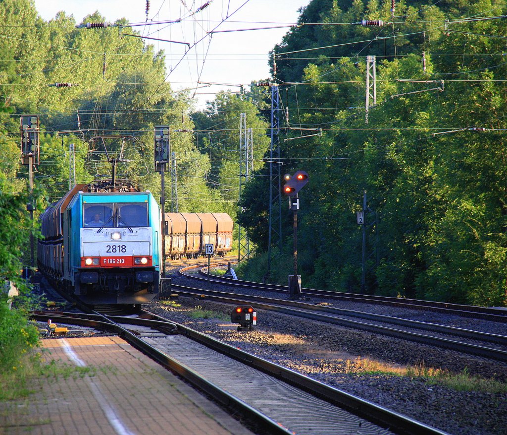 Die Cobra 2818 kommt durch Kohlscheid mit einem Kalkzug aus Yves-Gomeze(B) nach Millingen aus Richtung Aachen-West und fhrt in Richtung Herzogenrath,Neuss bei der Abendsonne am 6.7.2012.